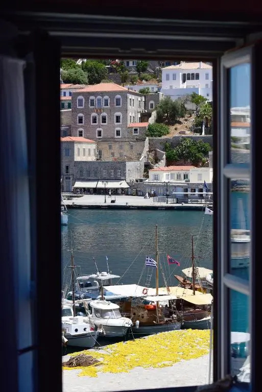 Port Mansion Studio 2 Hydra - first floor not a hotel - no cl eaning while guests inside