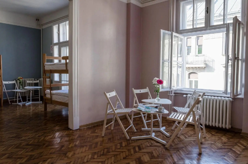 Roommates Hostel