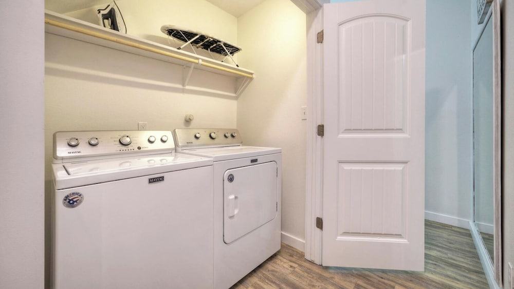 Sleeps 29, 3 Homes Beachside Resort Pool, Walk to the Beach