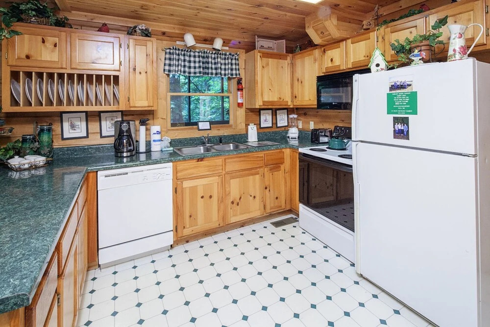 Red Bird Haven by Heritage Cabin Rentals