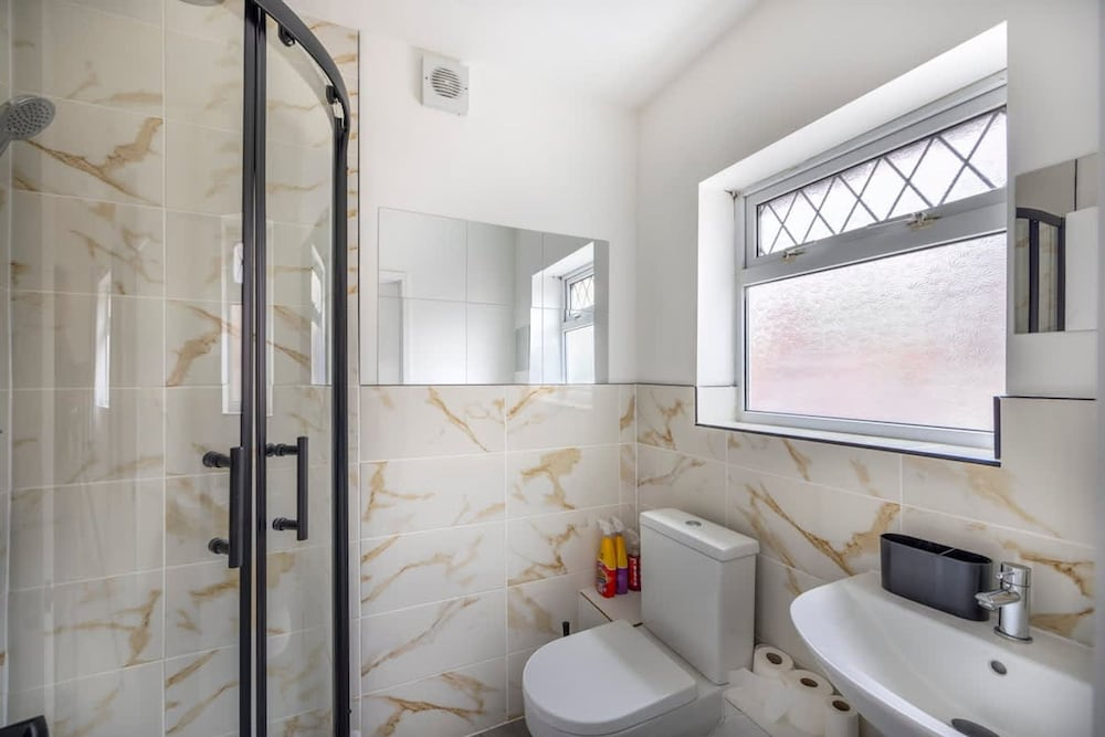 3bedroom 2 Bathroom House-free Parking 5 Beds