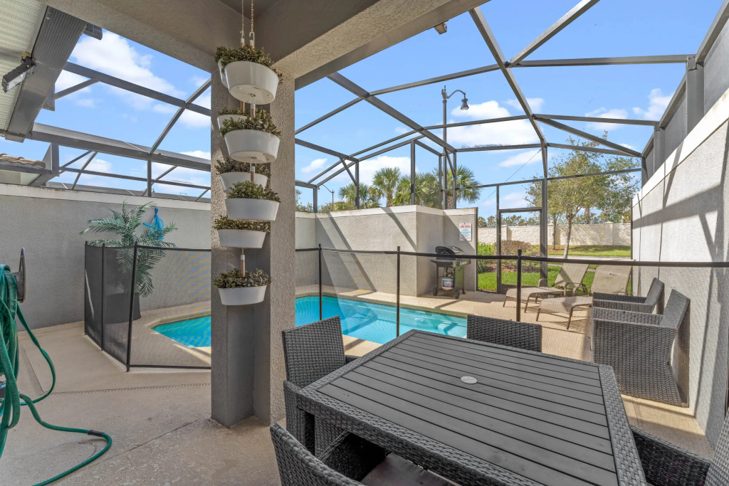 5 Bedrooms 4 Bathrooms Storey Lake 4819 Ct