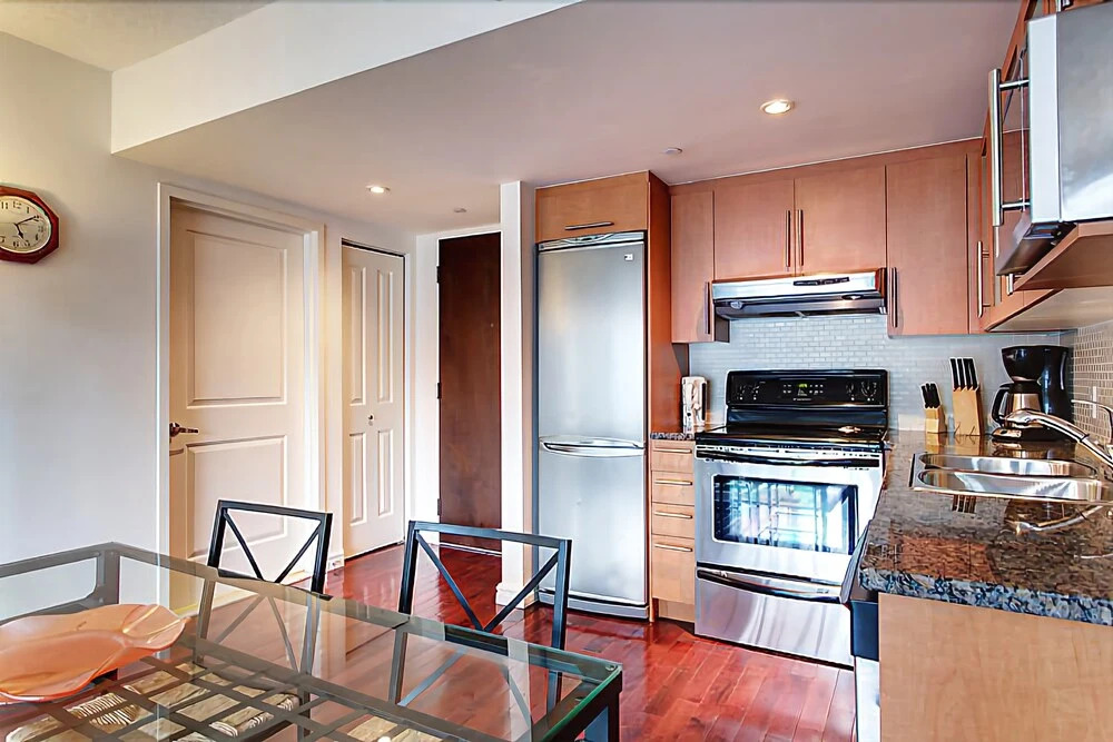 Bleury Furnished Suites by Hometrotting