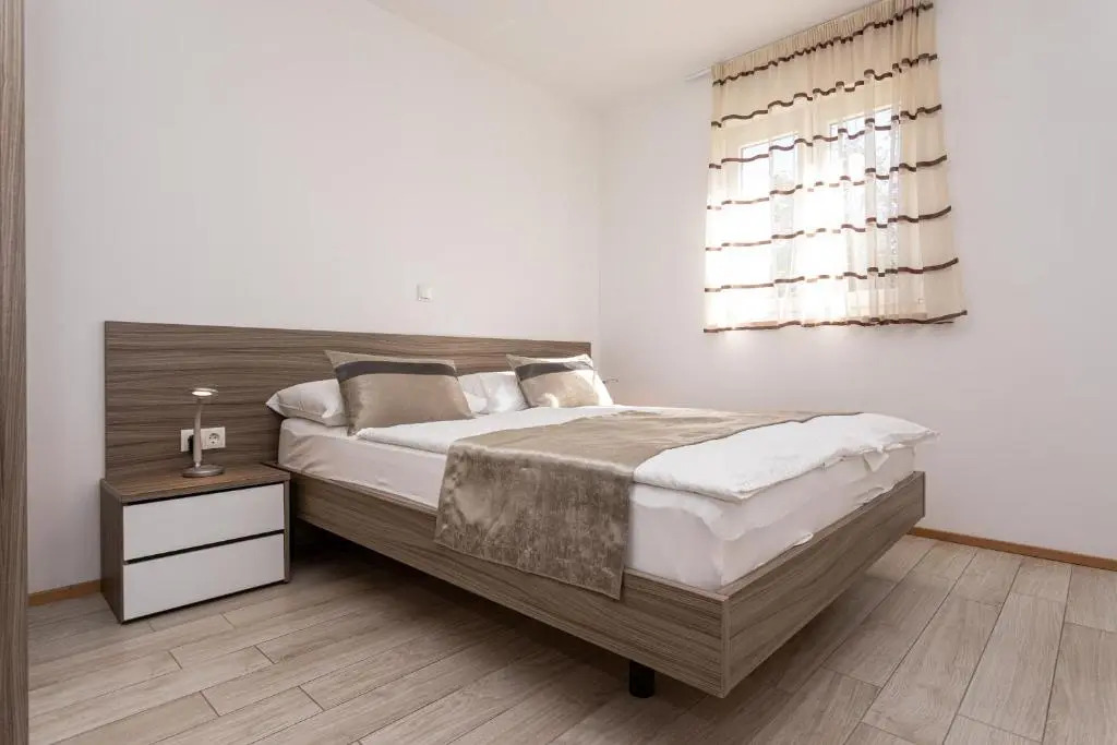 Apartments Crnekovic Tomislava 8