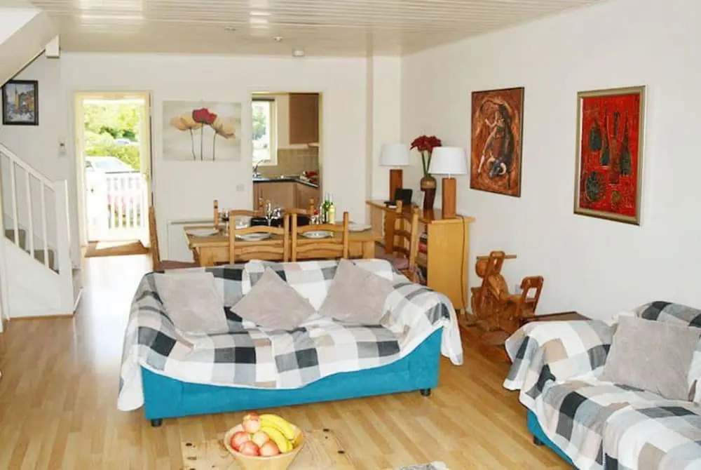 Stylish pet-friendly lakeside retreat in the Cotswold Water Park