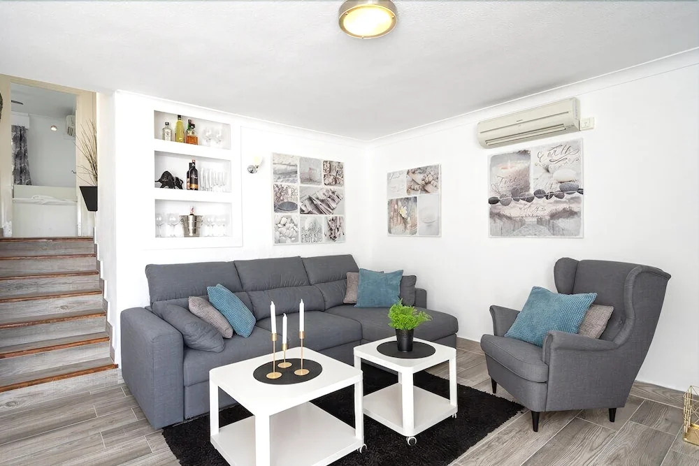 Stunning 2BR Apartment near the Beach Ref 54