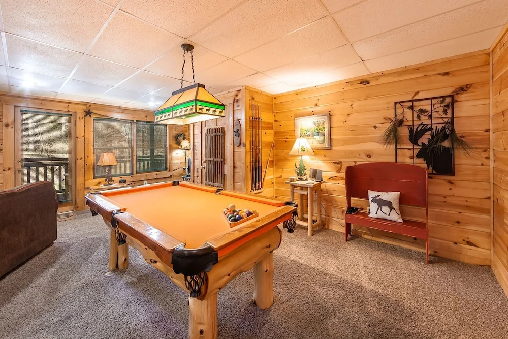 Moose Tracks 3 Bedroom Cabin by RedAwning