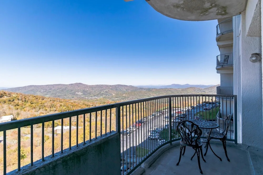 Handsome Condo, View in Sugar Mountain, Heated Pool & Jacuzzi by Redawning