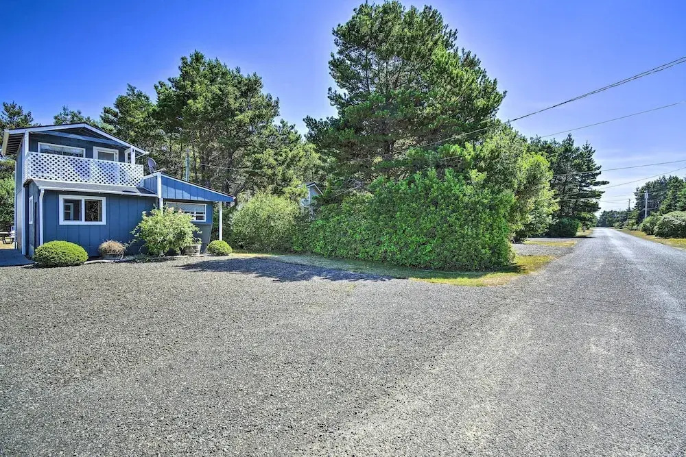 Coastal PNW Gem w/ Hot Tub - Walk to Beach!