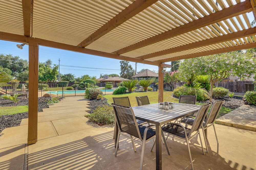 Spacious Home - 6 Mi to Downtown Fresno!
