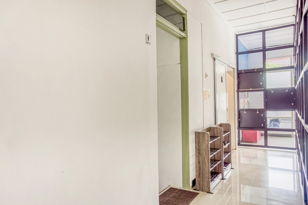 RedDoorz Hostel near Tugu Train Station