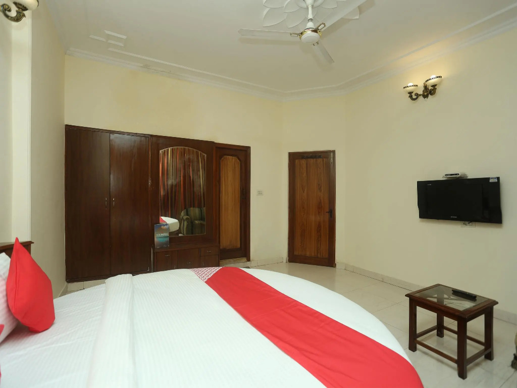 OYO 18273 Hotel Basera