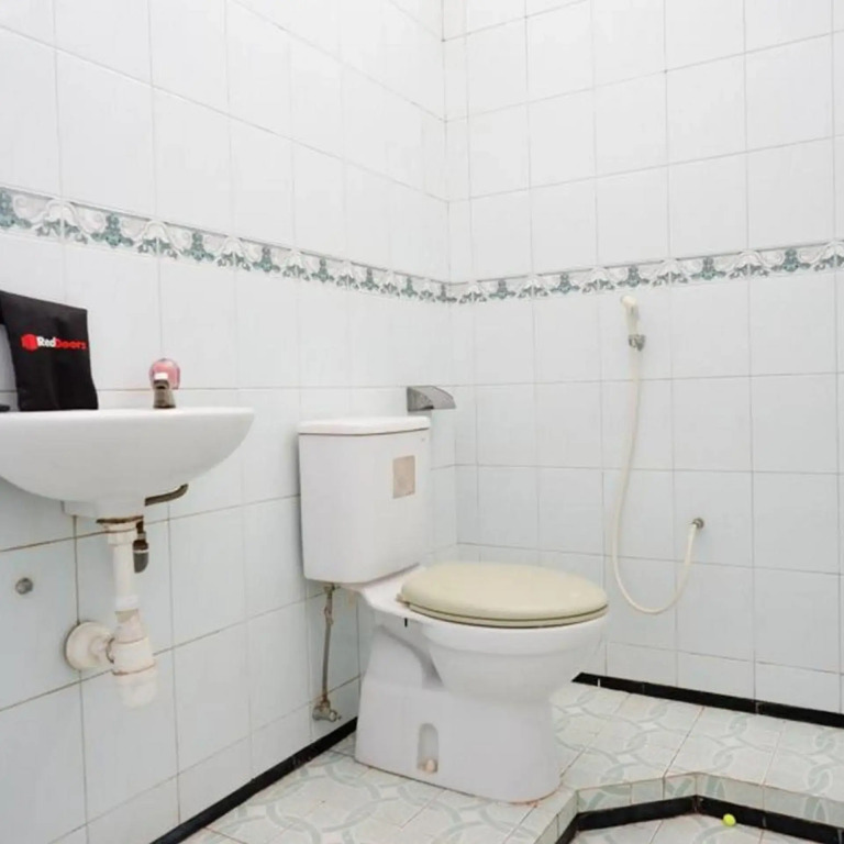 RedDoorz Plus near Stadion Wijaya Kusuma