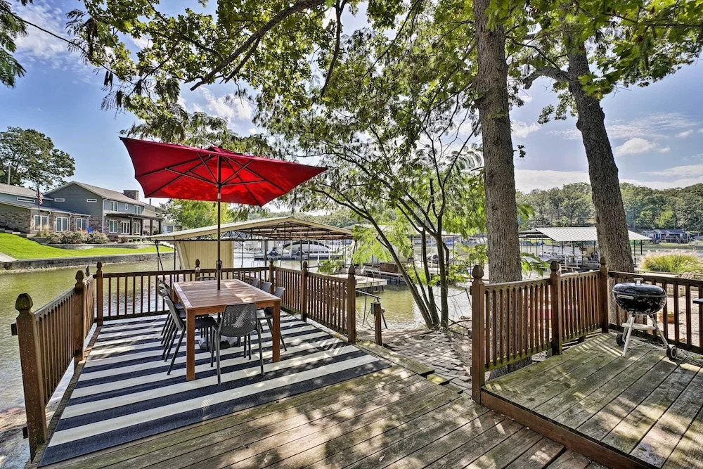 Family Fun! Lakeside Gem + Dock in Sunrise Beach