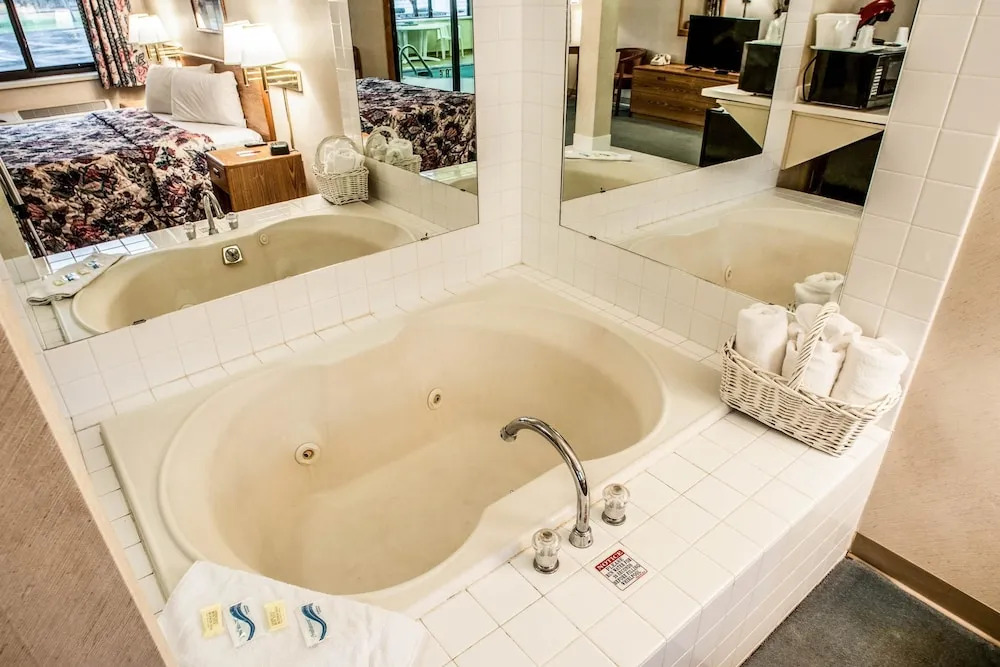 Riverview Inn & Suites
