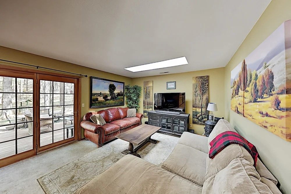 Lavish W/ Hot Tub, Game Room - Near Skiing 4 Bedroom Home