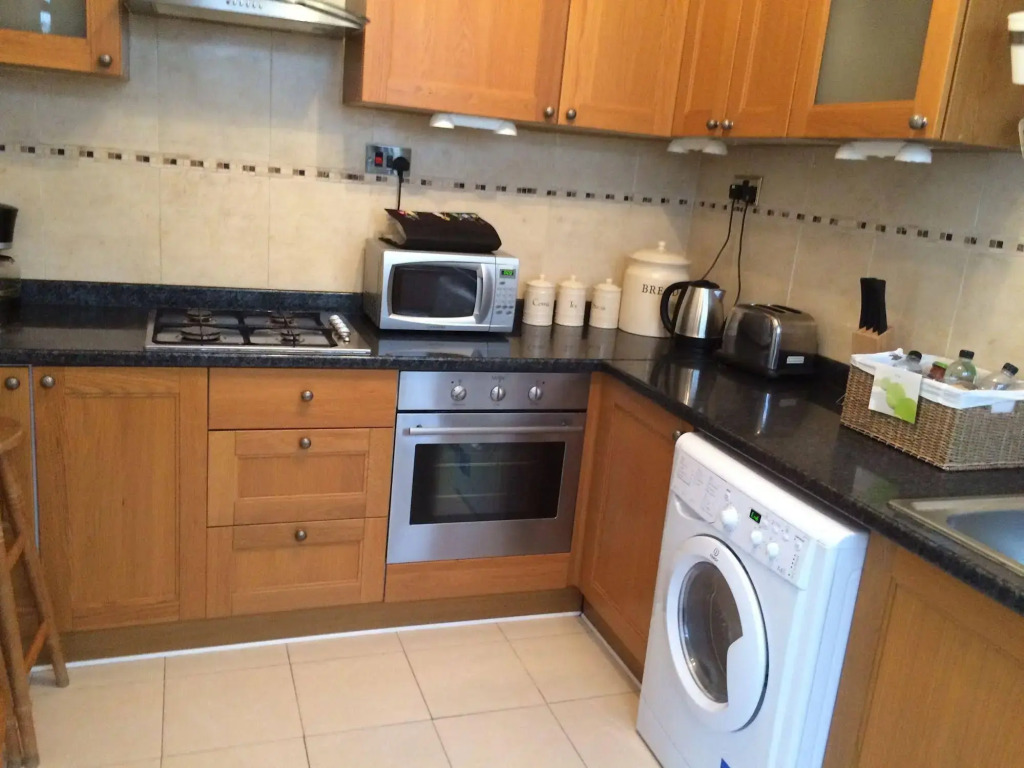 Wimbledon Town Centre Garden Apartment with private parking - Sleeps 5