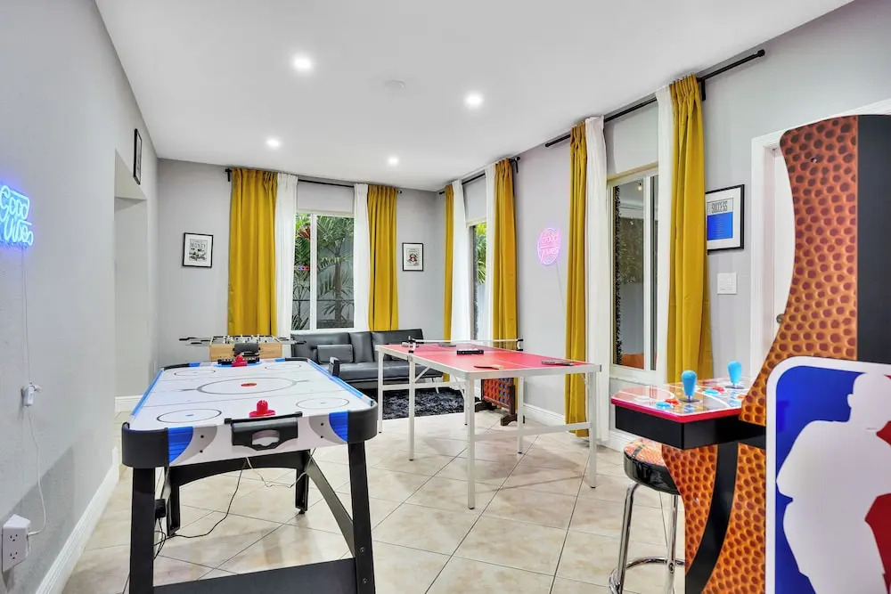 Unique Escape GameRoom! Bar, BBQ, Spacious, and Near Beach
