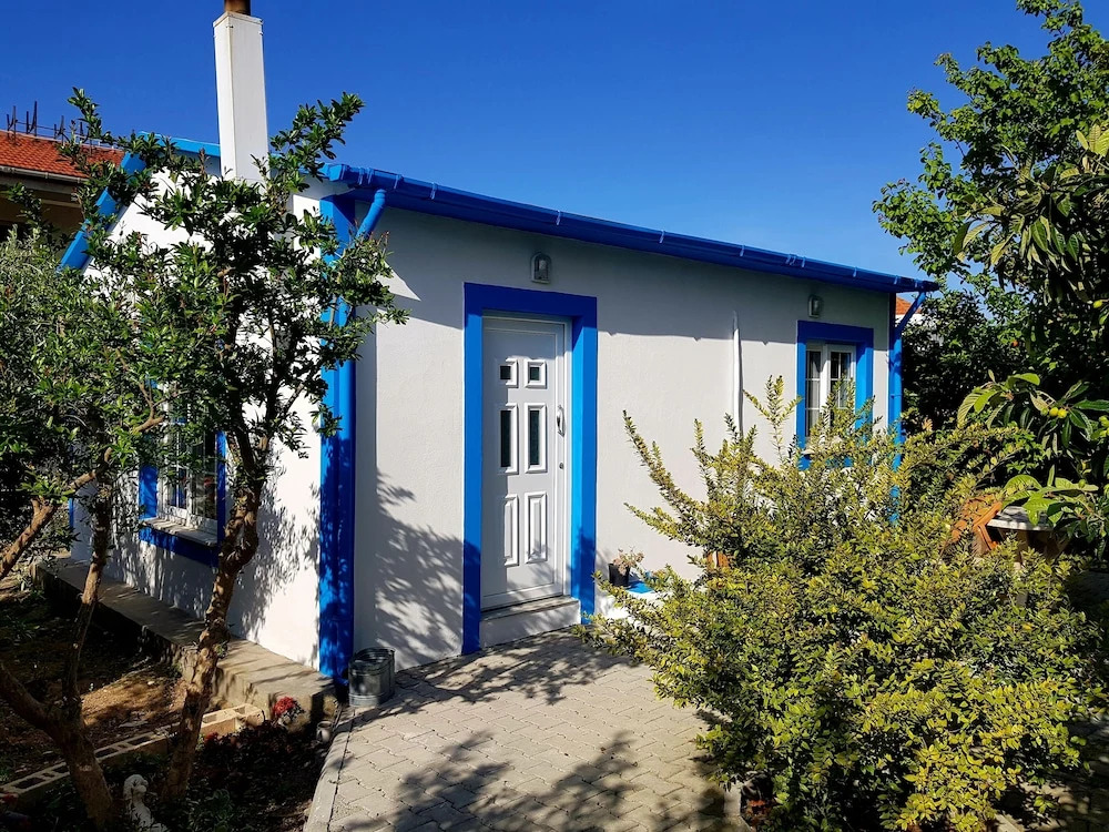 Pomegranate Cottage 1 Double Bedroom With Spectacular Mountain Sea View
