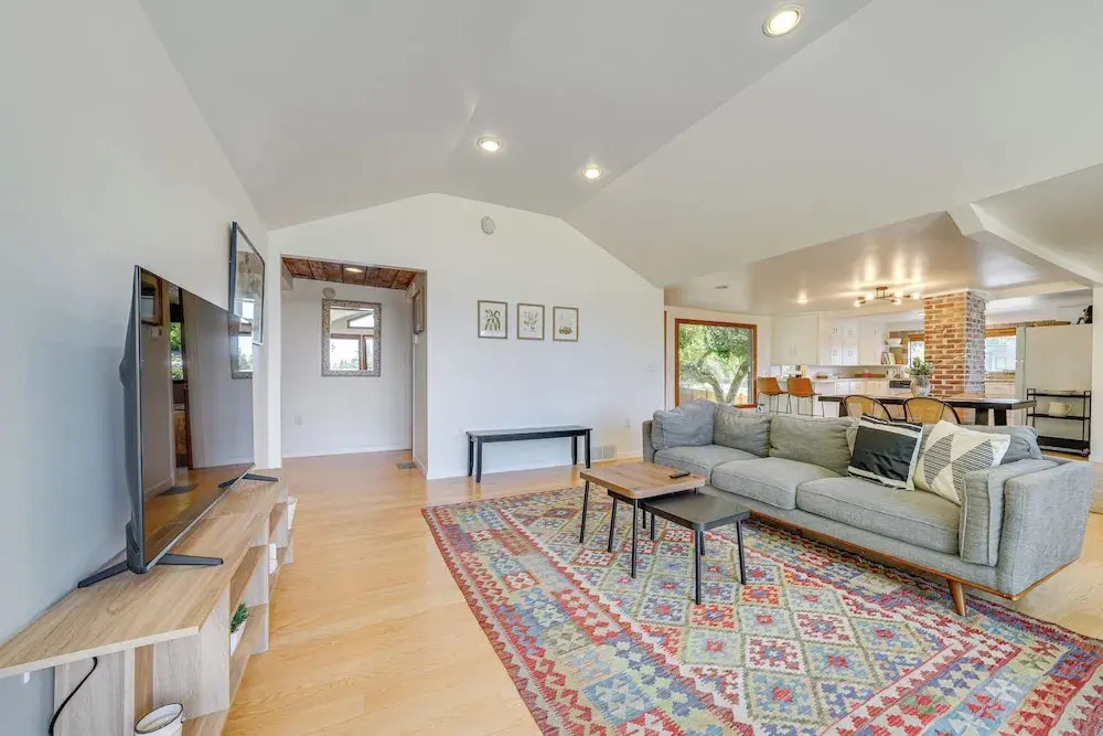1/2 Mi to Yarrow Bay: Family Home in Kirkland