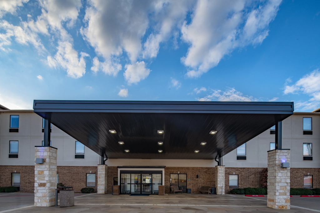 Holiday Inn Express & Suites N Waco Area - West by IHG