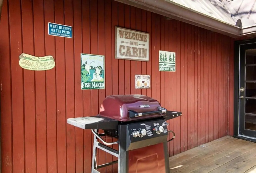 Bear View Chalet with hot tub and near Ober
