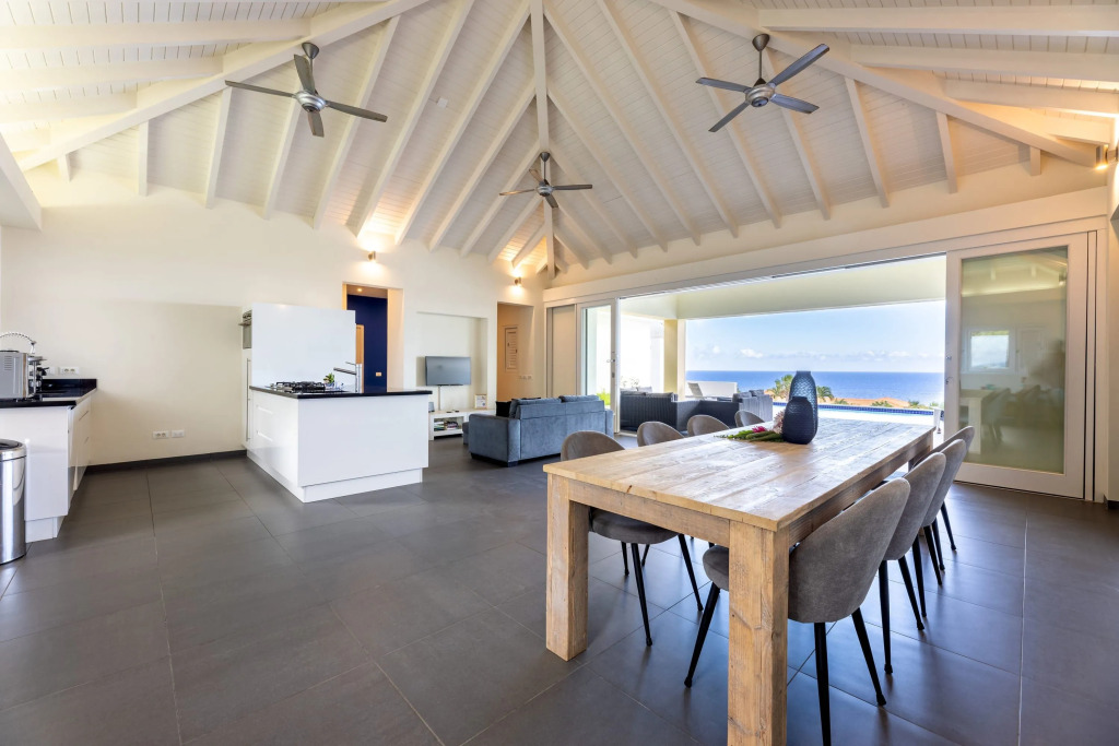 Spacious, Bright Villa - Spectacular Ocean View