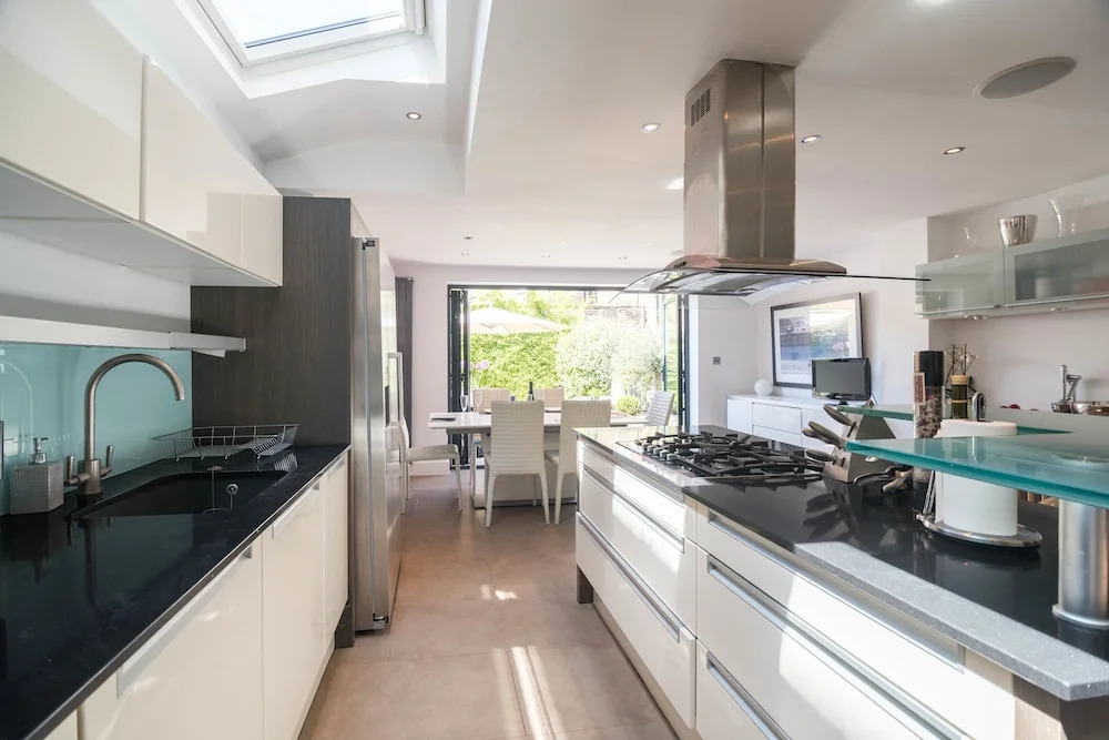 Luxury Barnes Family Home with Garden