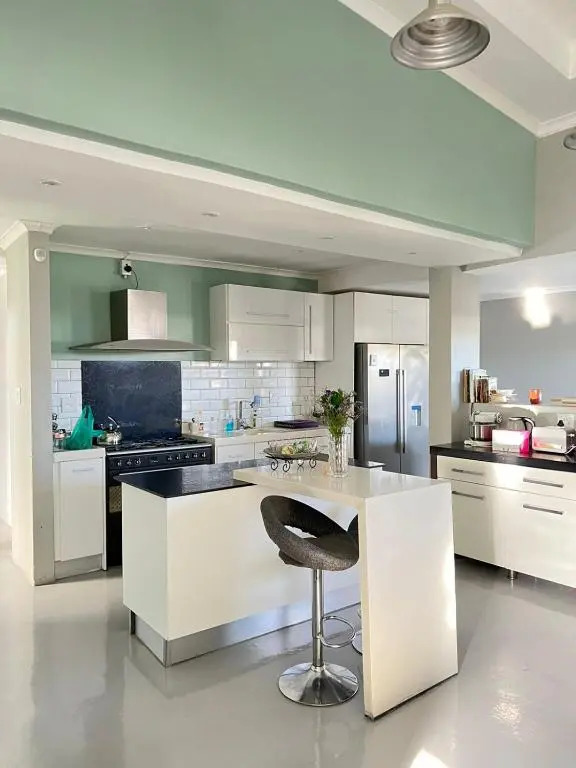 Trendy spacious house with continuous wifi even during load shedding within Century City area