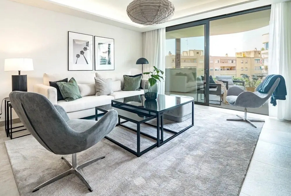 Inf3.3k- Stunning City Apartment Close to Beaches