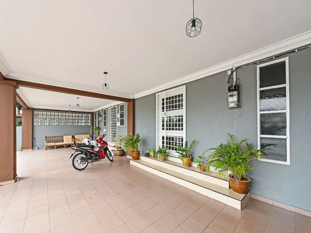 OYO 90363 Nyamanya Inn