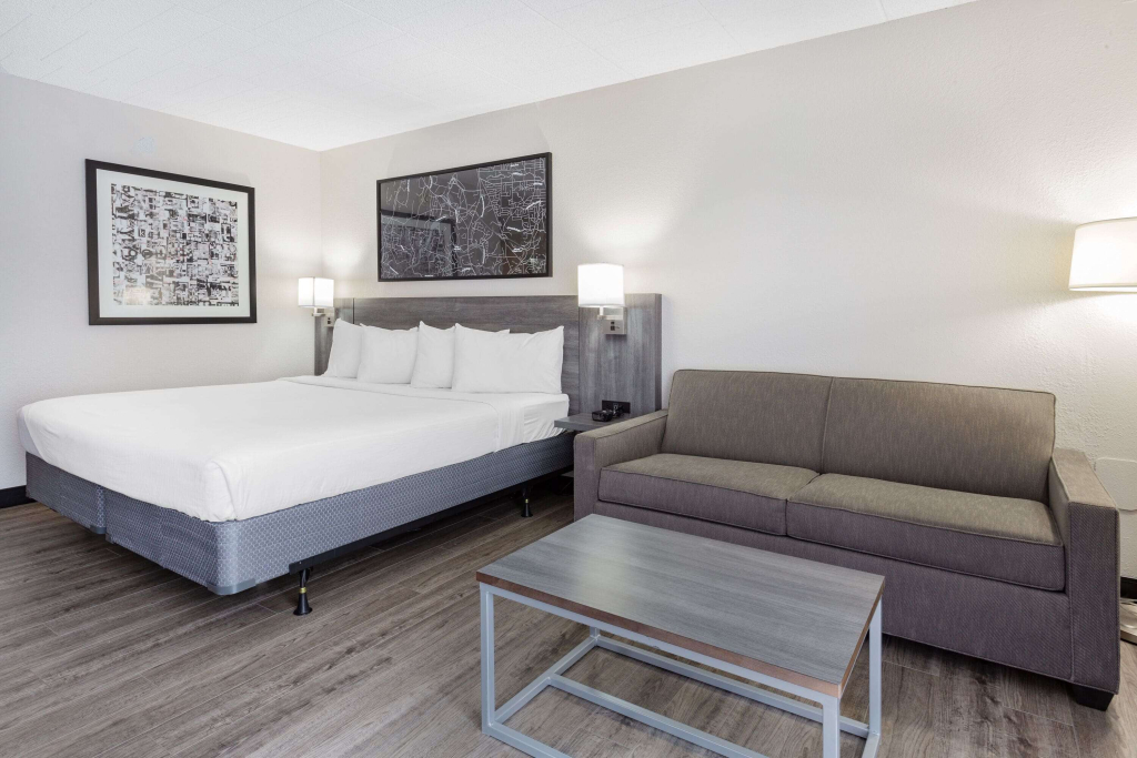 Ramada by Wyndham Hartford North - Bradley Airport