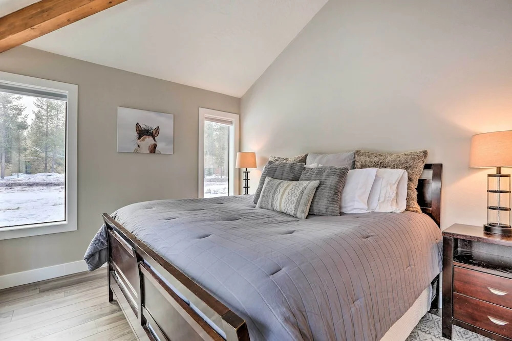Modern Sunriver Home w/ Hot Tub: Ski, Hike & Bike!