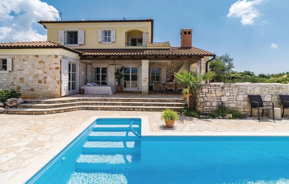 Three-Bedroom Holiday Home In Stifanici