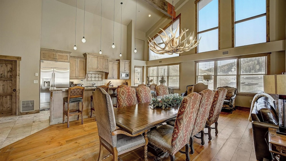 7 Condos, Ski-in/ski-out + Hot Tubs Sleeps 30 Mont Cervin by Avantstay