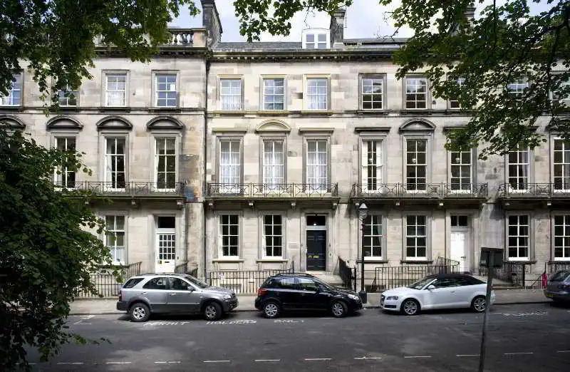 10 Clarendon Crescent