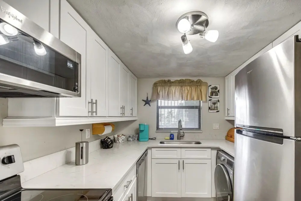 Daytona Condo w/ Community Pool, Walk to Beach!