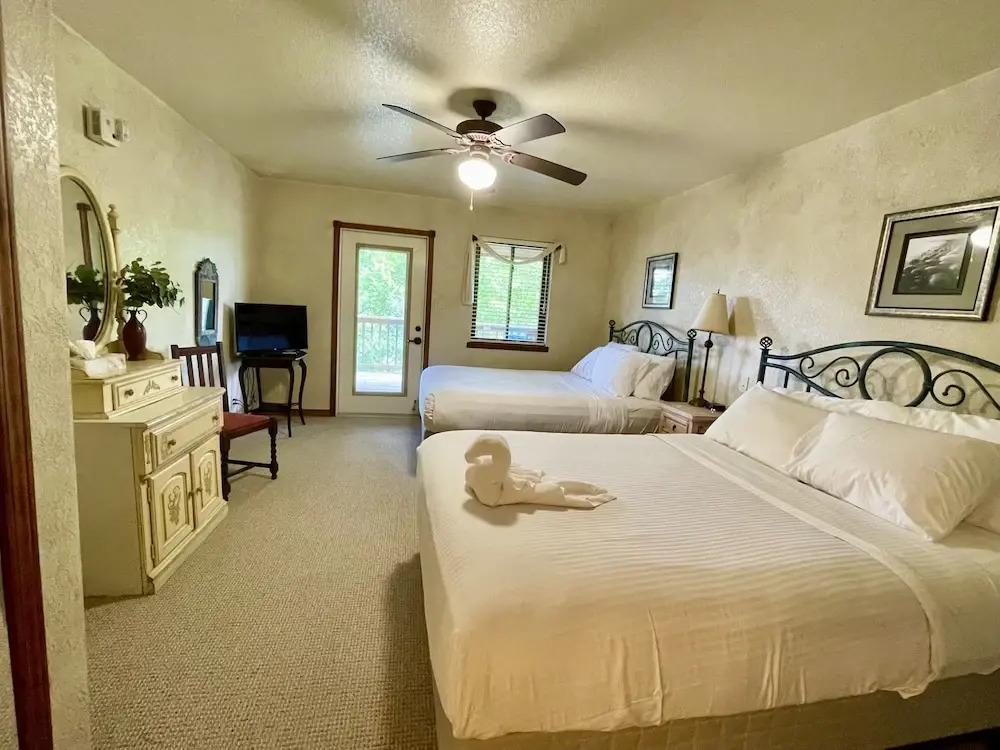 Mountain Harbor two bedroom cottage on the lake