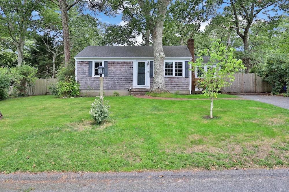 Dennis Beach House - Walk to Beach - Pet Friendly