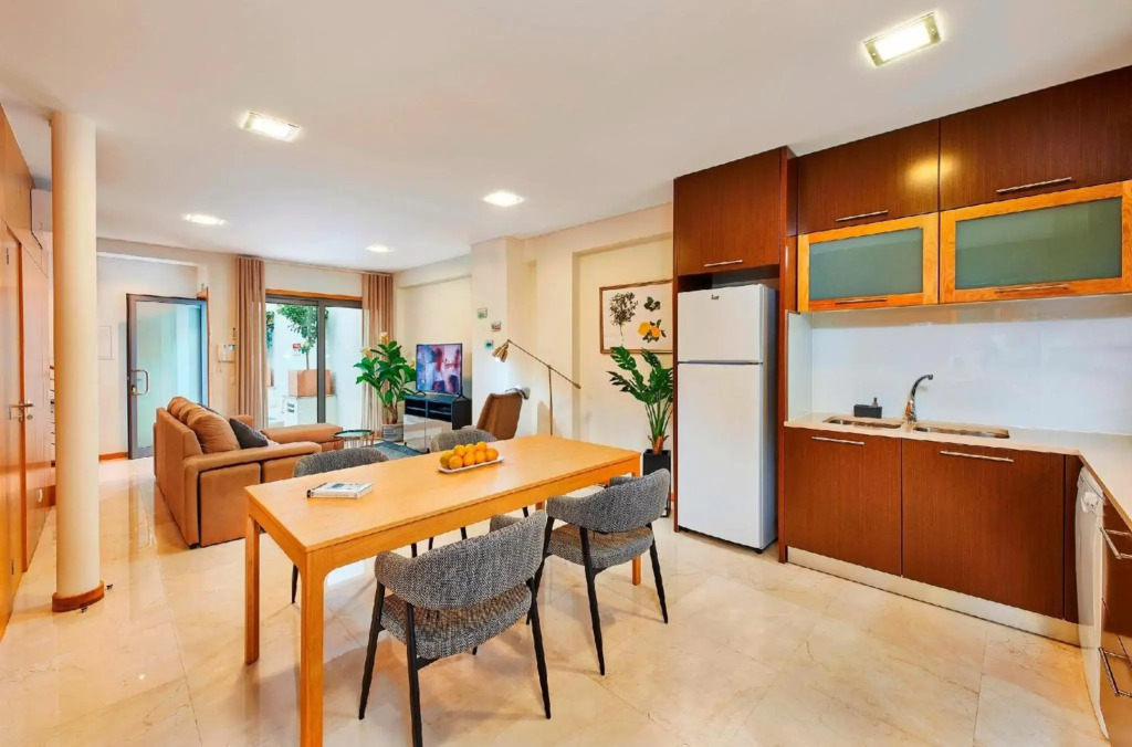 Beautiful Town Centre Apartment with Shared Pool