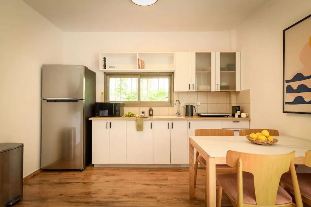 MAMAD - Pet-friendly 2BR Apt & Kitchen