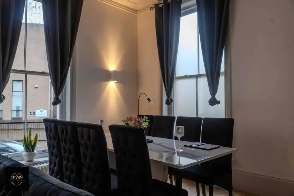Lovely 3-bed Apartment in Altrincham