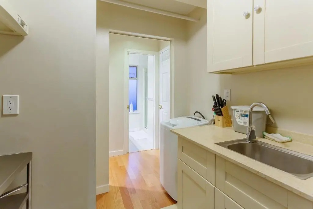 Convenient to Attractions & Close To Airport