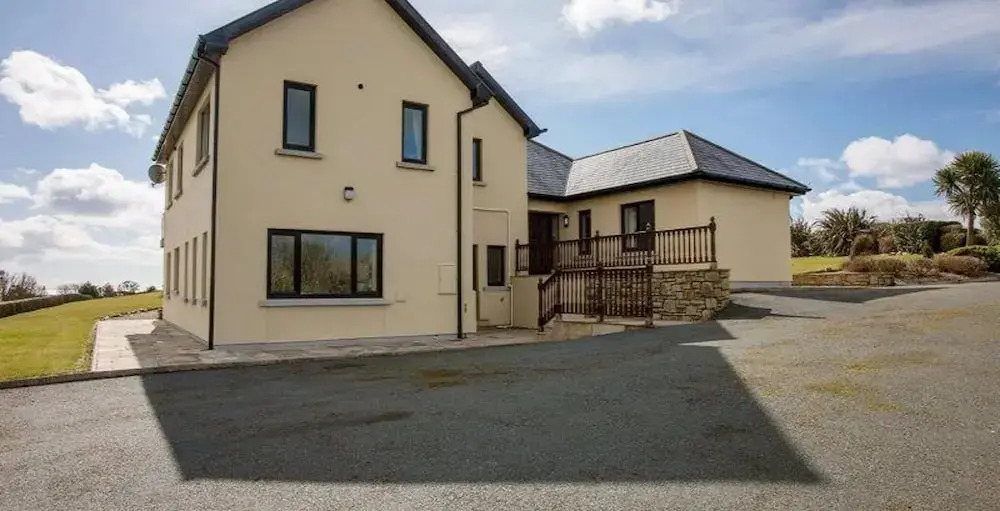 Waterford Villa - 5 Bed - Sleeps 10 - Parking