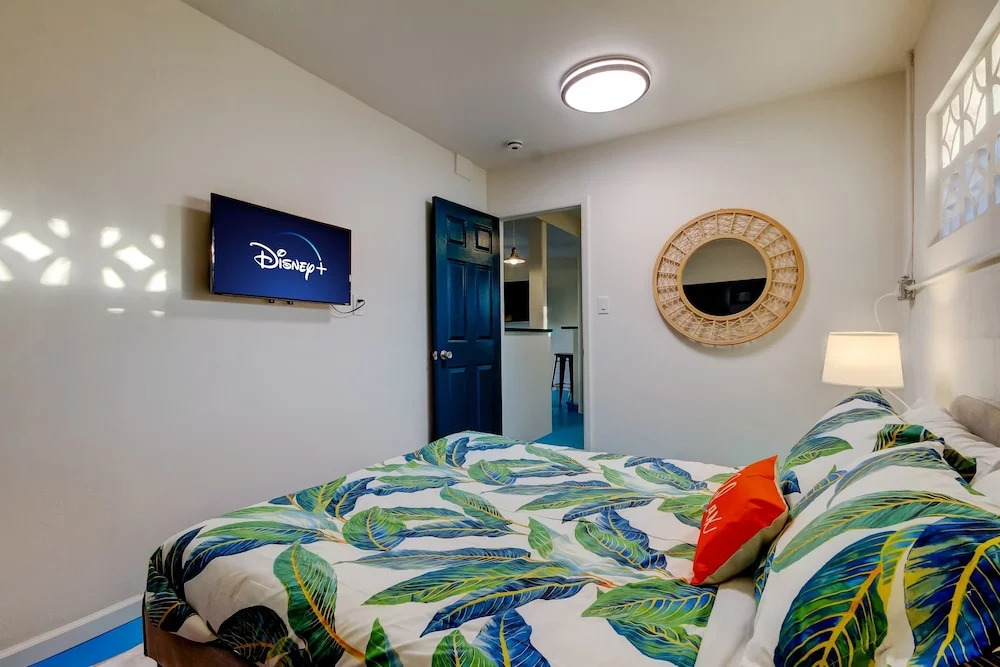 Simple Modern Gem 2 Blocks to Beach Pet Friendly