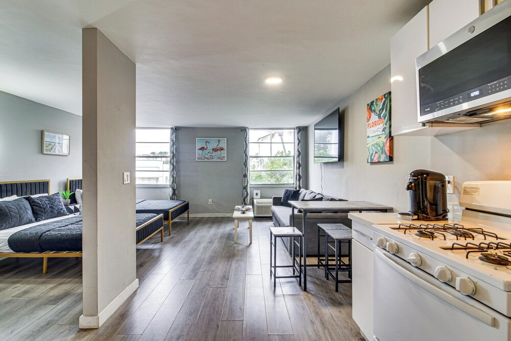 2 Blocks to Shore! Chic South Beach Studio