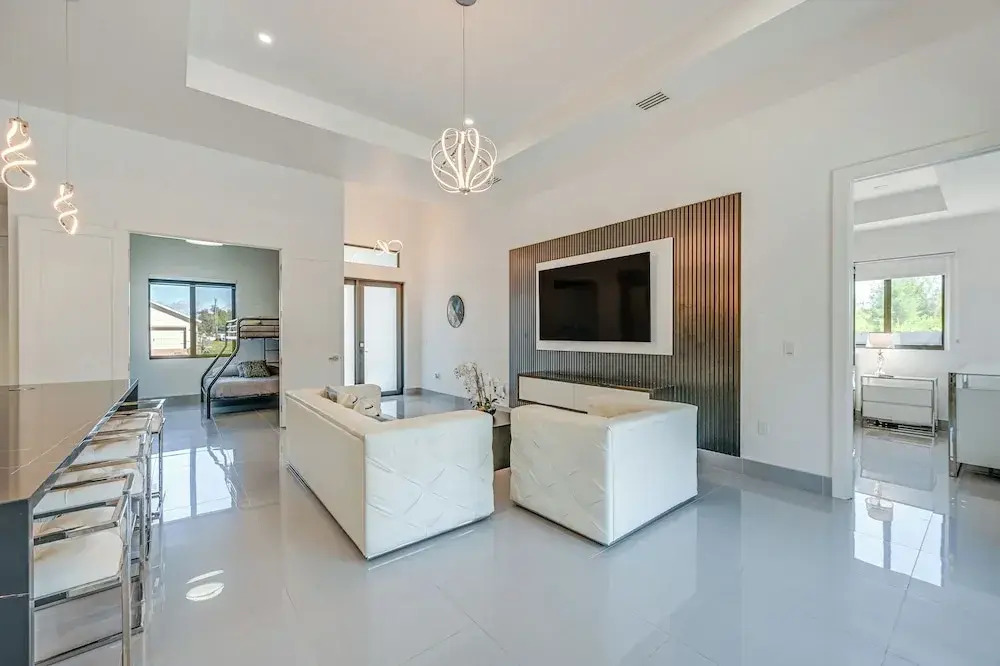 Poolside Lounge w/ Bar & Kitchen: Cape Coral Home