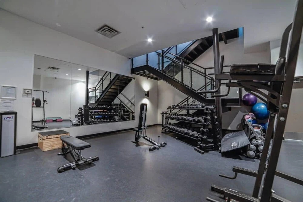Beautiful 1bd Condo Patio Gym Parking Location