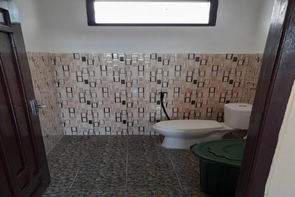 SPOT ON 91616 Kharisma Guest House