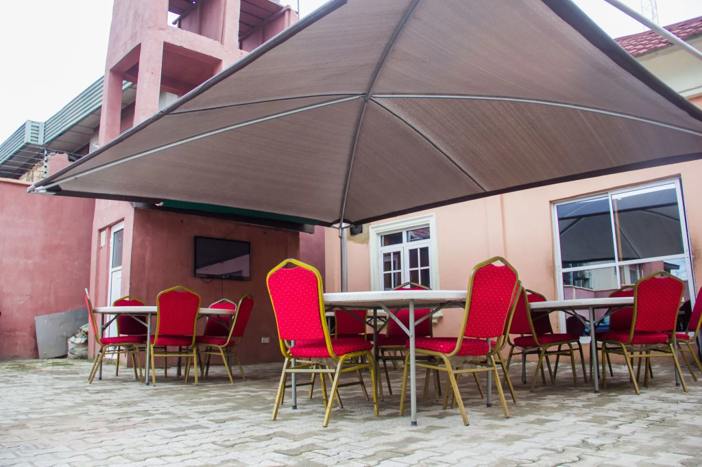 Glass House Suites Annex